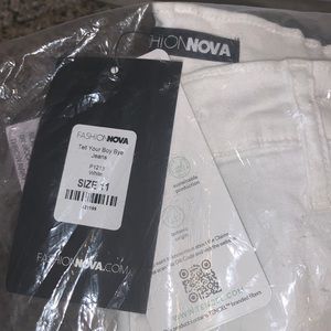 NWT FASHION NOVA Distressed Jeans Sz 11
